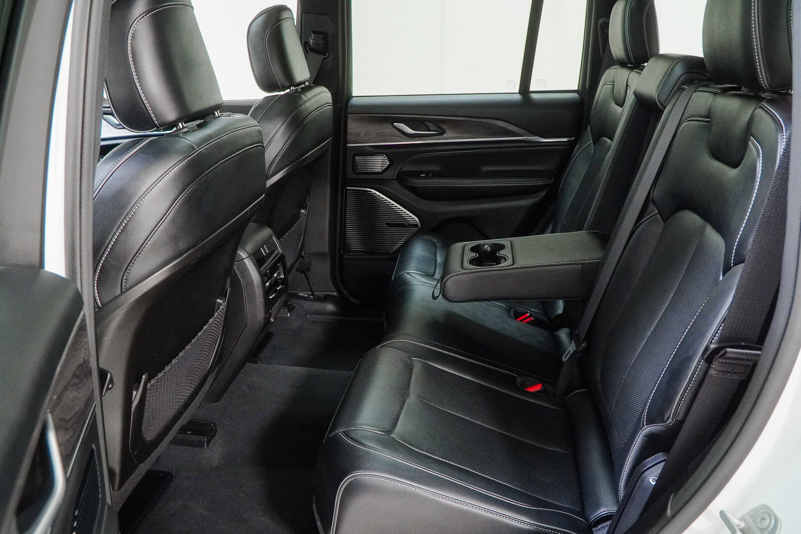 Used 2022 Jeep Grand Cherokee Overland AWD/4WD image 41