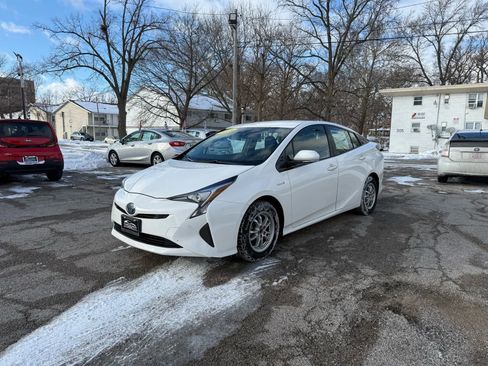 Used 2018 Toyota Prius Two image 3