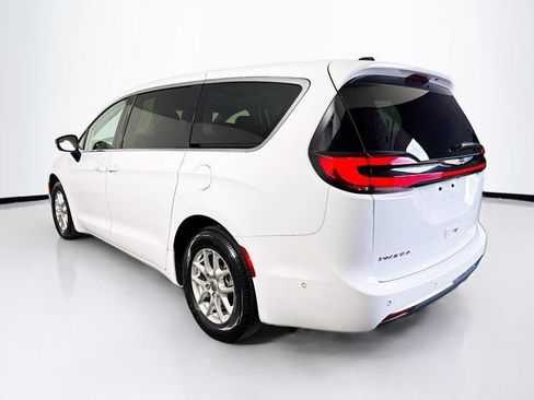 Used 2024 Chrysler Pacifica Touring-L FWD image 7