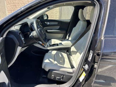 Used 2023 Volvo XC40 B5 Plus w/ Driver Assist Package AWD/4WD image 2