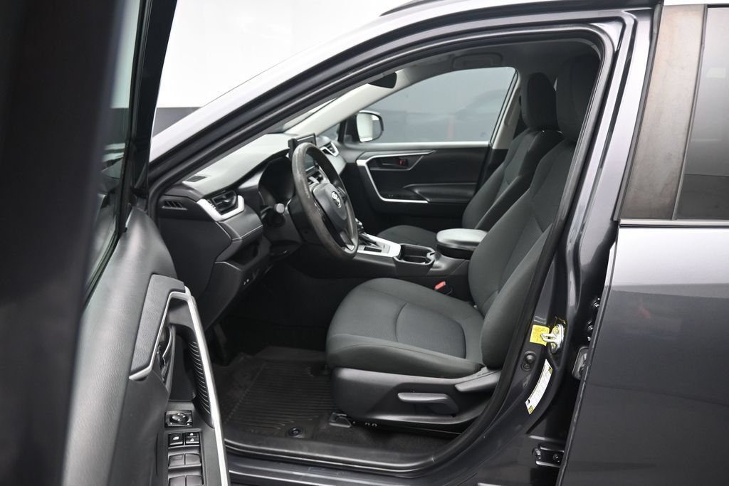 Used 2021 Toyota RAV4 LE FWD image 11