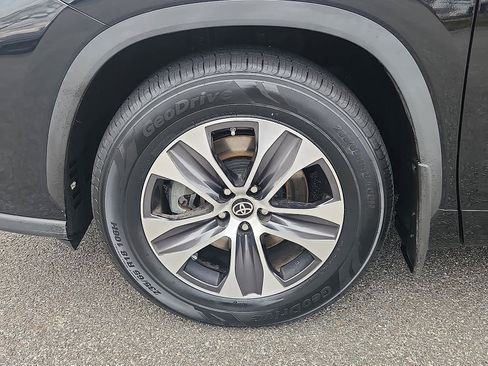 Certified 2023 Toyota Highlander XLE image 9