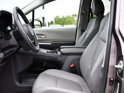 Used 2023 Toyota Sienna XLE w/ XLE Plus Package FWD image 12