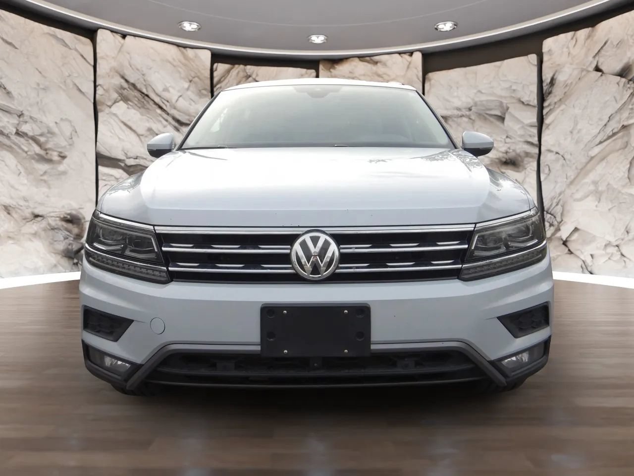 Used 2019 Volkswagen Tiguan SEL Premium AWD/4WD image 2
