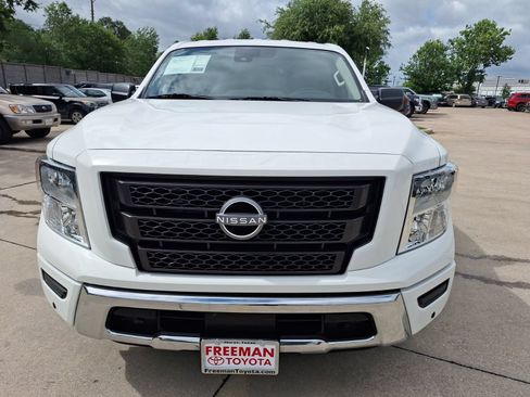 Used 2024 Nissan Titan SV w/ SV Convenience Package RWD image 9