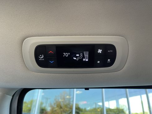 Used 2024 Chrysler Pacifica Touring-L image 39