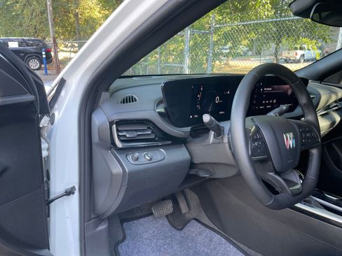 Used 2025 Buick Envista Sport Touring image 32
