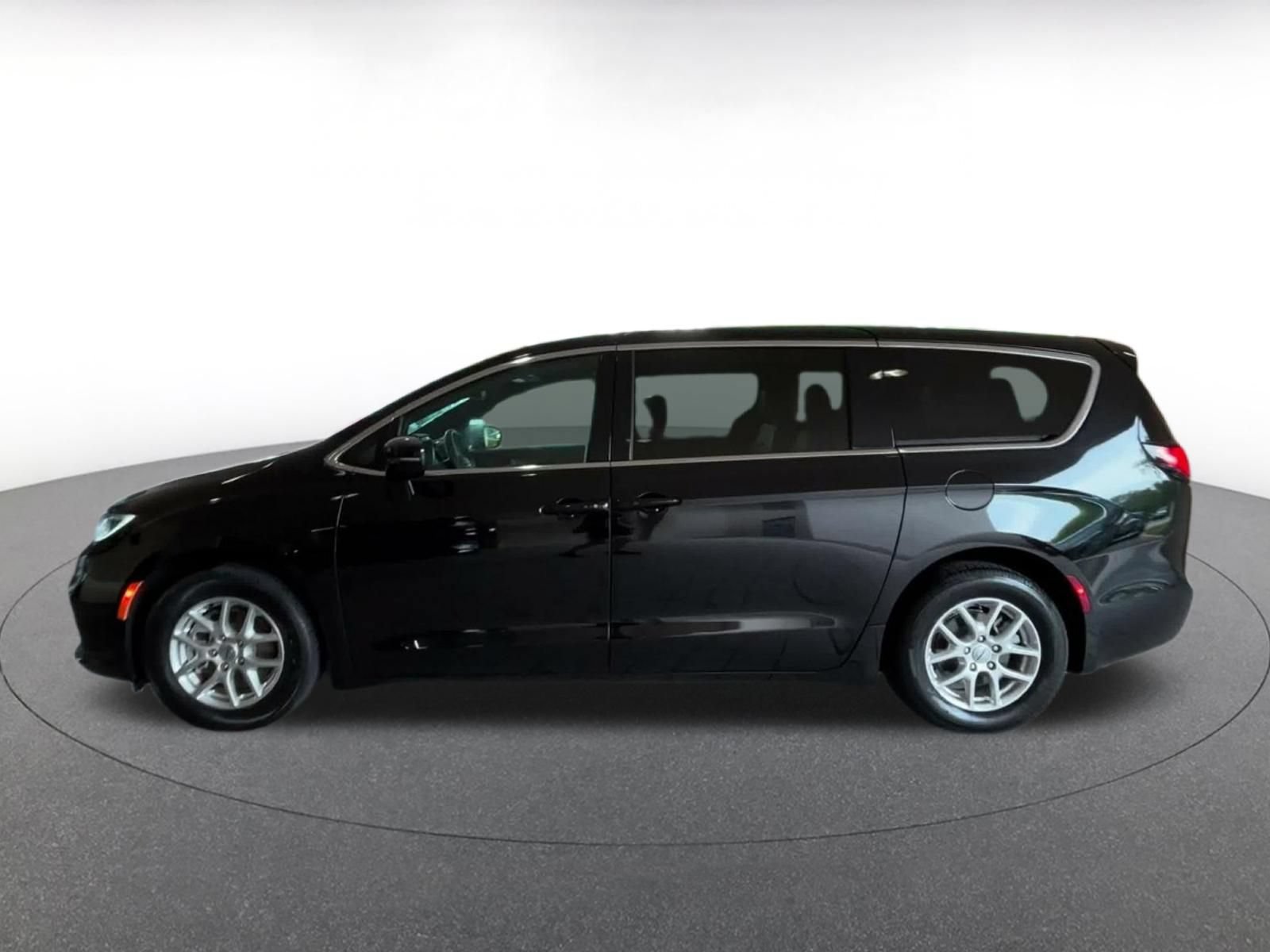 Used 2025 Chrysler Pacifica Select FWD image 7