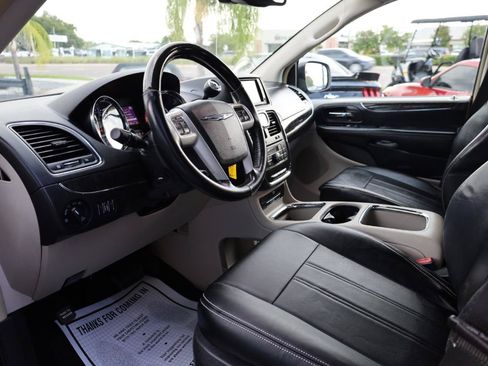 Used 2015 Chrysler Town & Country Limited Platinum FWD image 9