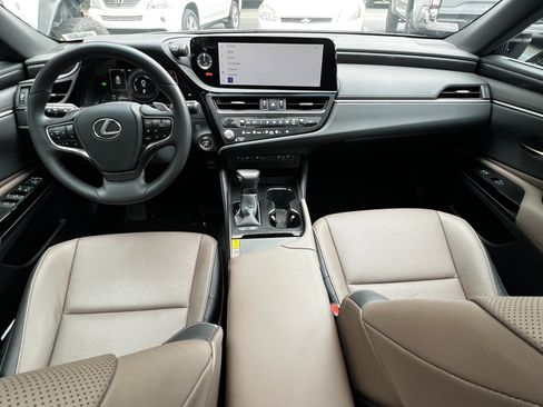 Used 2025 Lexus ES 300h w/ Premium Package FWD image 34