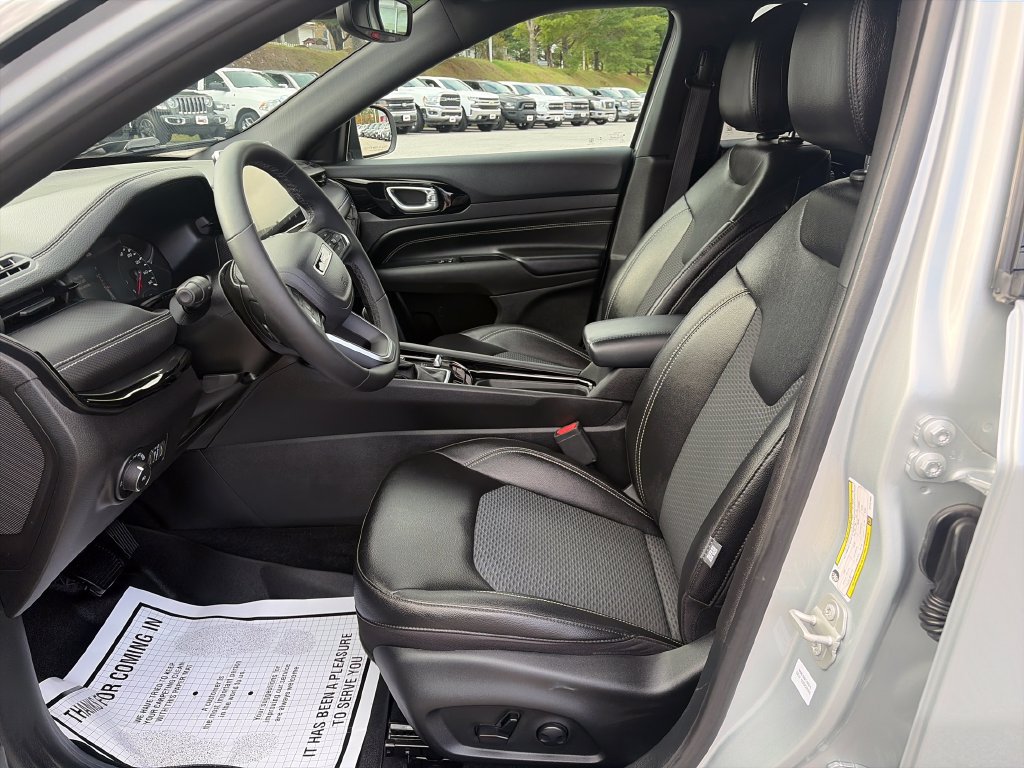 Used 2024 Jeep Compass Latitude w/ Convenience Group AWD/4WD image 10