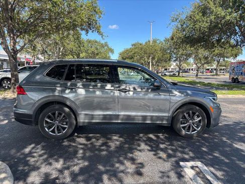 Used 2022 Volkswagen Tiguan SE w/ Panoramic Sunroof Package FWD image 7