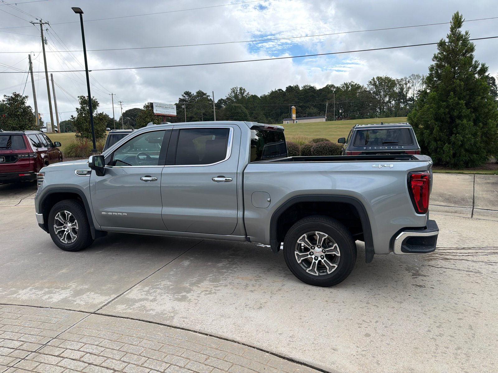 Used 2025 GMC Sierra 1500 SLT AWD/4WD image 11