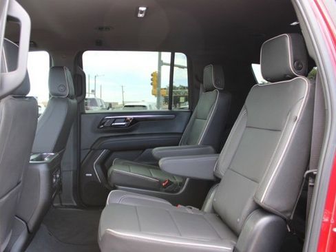 Used 2025 Chevrolet Suburban Premier image 17