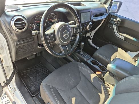 Used 2016 Jeep Wrangler Unlimited Rubicon w/ Connectivity Group AWD/4WD image 14