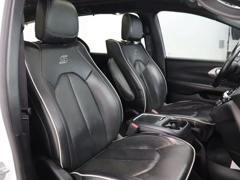 Used 2019 Chrysler Pacifica Limited w/ Advanced Safetytec Group FWD image 26