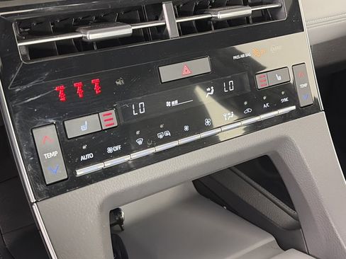 Used 2019 Toyota Avalon XSE image 21