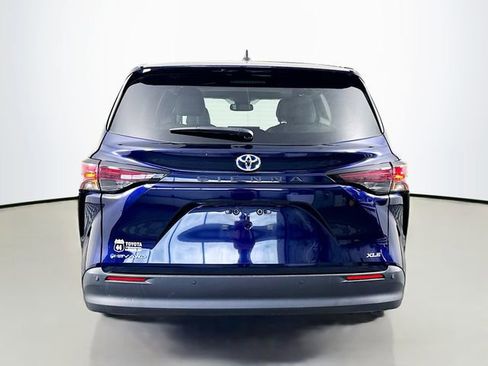 Used 2025 Toyota Sienna XLE AWD/4WD image 5