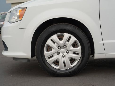 Used 2018 Dodge Grand Caravan SE w/ UConnect Hands-Free Group FWD image 11