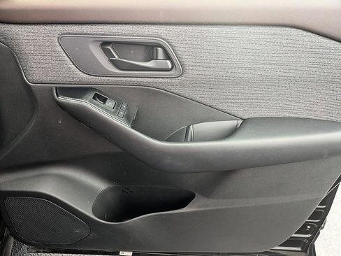 Used 2023 Nissan Rogue S image 34