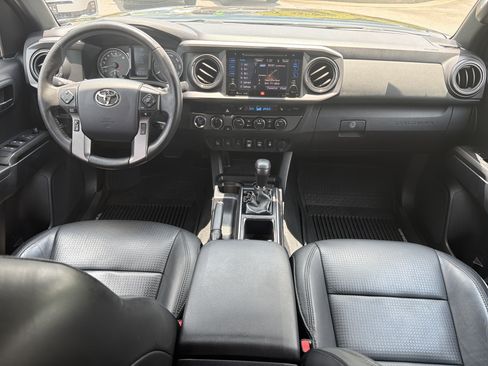 Used 2019 Toyota Tacoma TRD Off-Road AWD/4WD image 4