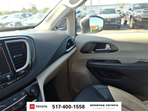 Used 2023 Chrysler Pacifica Touring-L FWD image 22