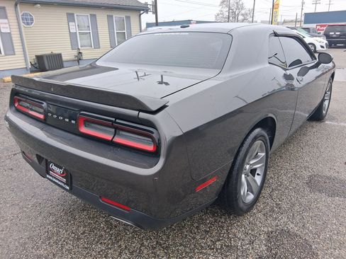 Used 2019 Dodge Challenger SXT image 7