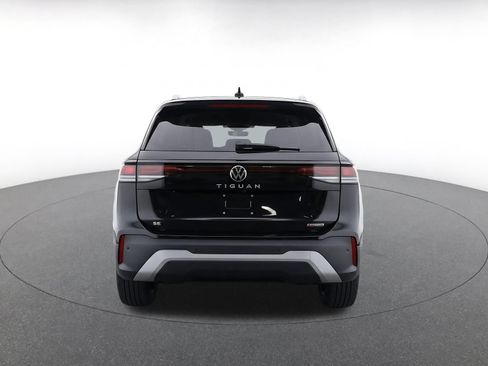 Used 2026 Volkswagen Tiguan SE AWD/4WD image 6