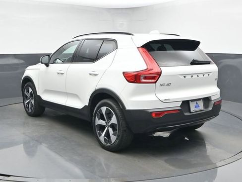 Used 2024 Volvo XC40 B5 Plus image 6