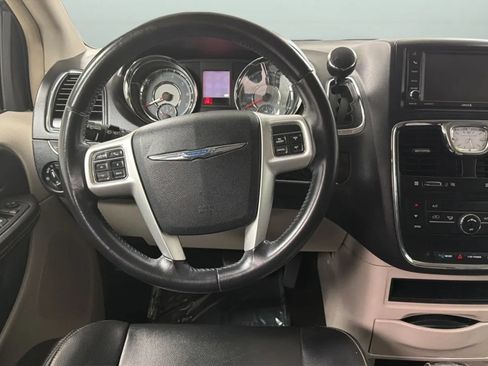 Used 2016 Chrysler Town & Country Touring FWD image 10