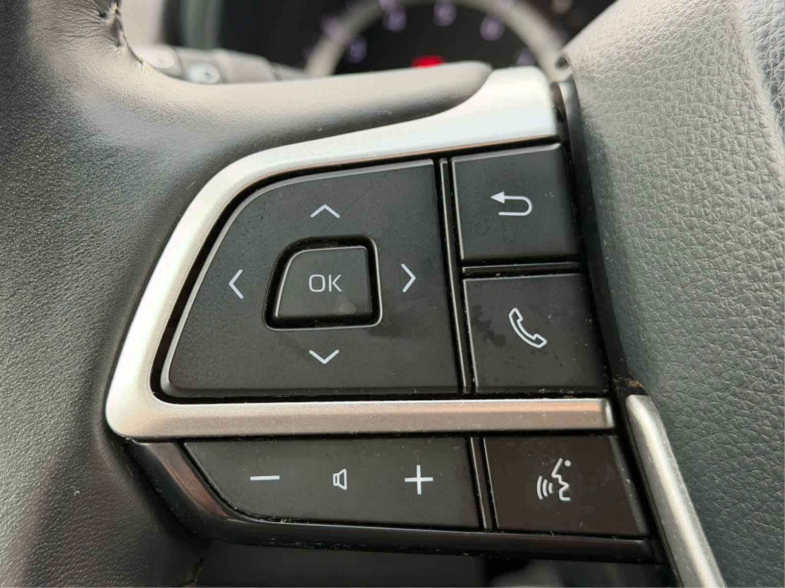 Used 2024 Toyota Highlander LE AWD/4WD image 9