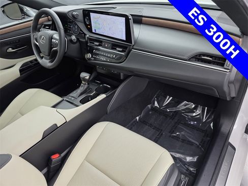 Used 2025 Lexus ES 300h w/ Premium Package image 32