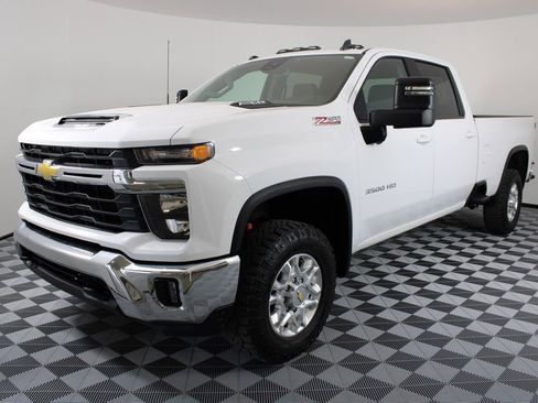 Used 2024 Chevrolet Silverado 3500 LT w/ Convenience Package AWD/4WD image 4