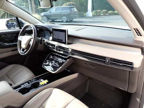 Used 2022 Lincoln Corsair AWD w/ Premium Package image 12