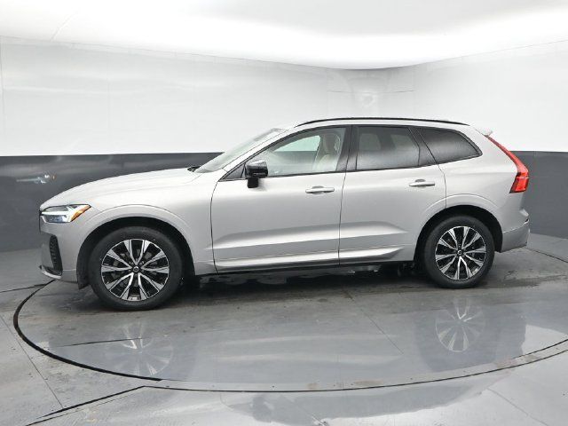 Used 2024 Volvo XC60 B5 Core AWD/4WD image 4