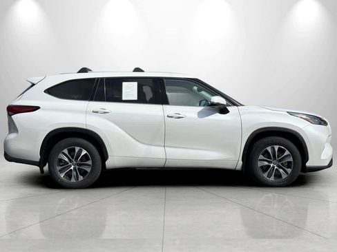 Used 2022 Toyota Highlander XLE AWD/4WD image 8