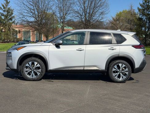 Used 2023 Nissan Rogue SV image 2