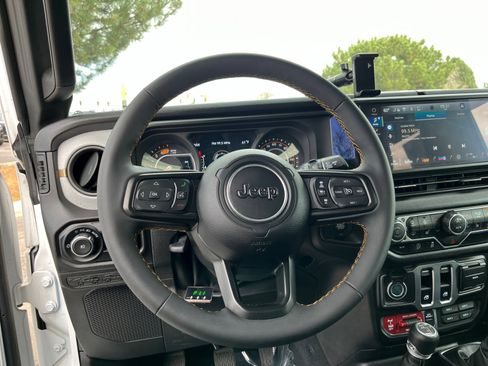 Used 2024 Jeep Wrangler Willys image 9