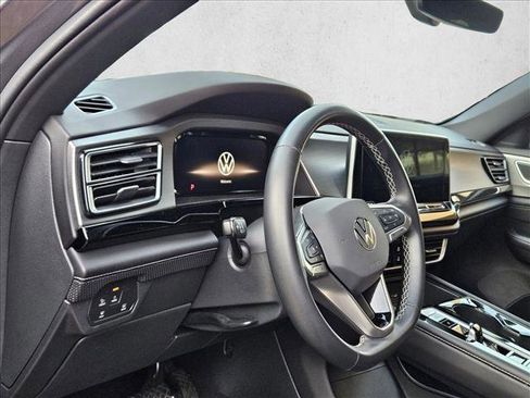 Used 2025 Volkswagen Atlas Cross Sport SE image 8