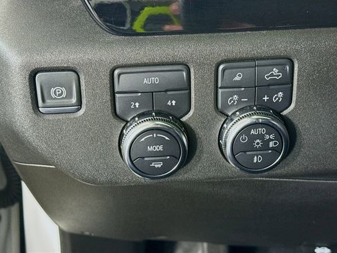 Used 2025 GMC Sierra 1500 SLT AWD/4WD image 18
