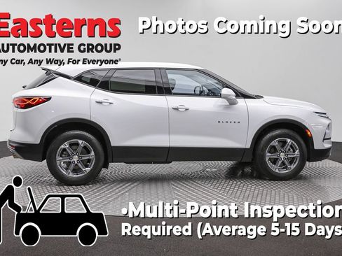 Used 2025 Chevrolet Blazer LT FWD image 3