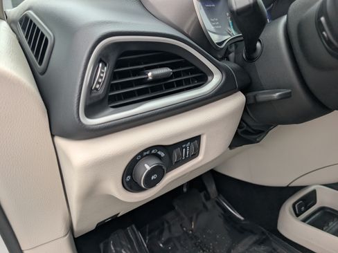 Used 2023 Chrysler Pacifica Touring-L FWD image 22