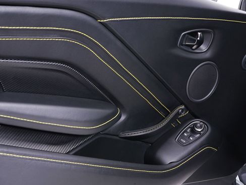 Used 2019 Aston Martin V8 Vantage Coupe RWD image 32