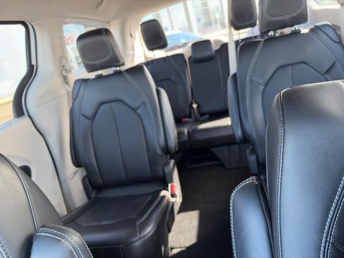 Used 2024 Chrysler Pacifica Touring-L image 15