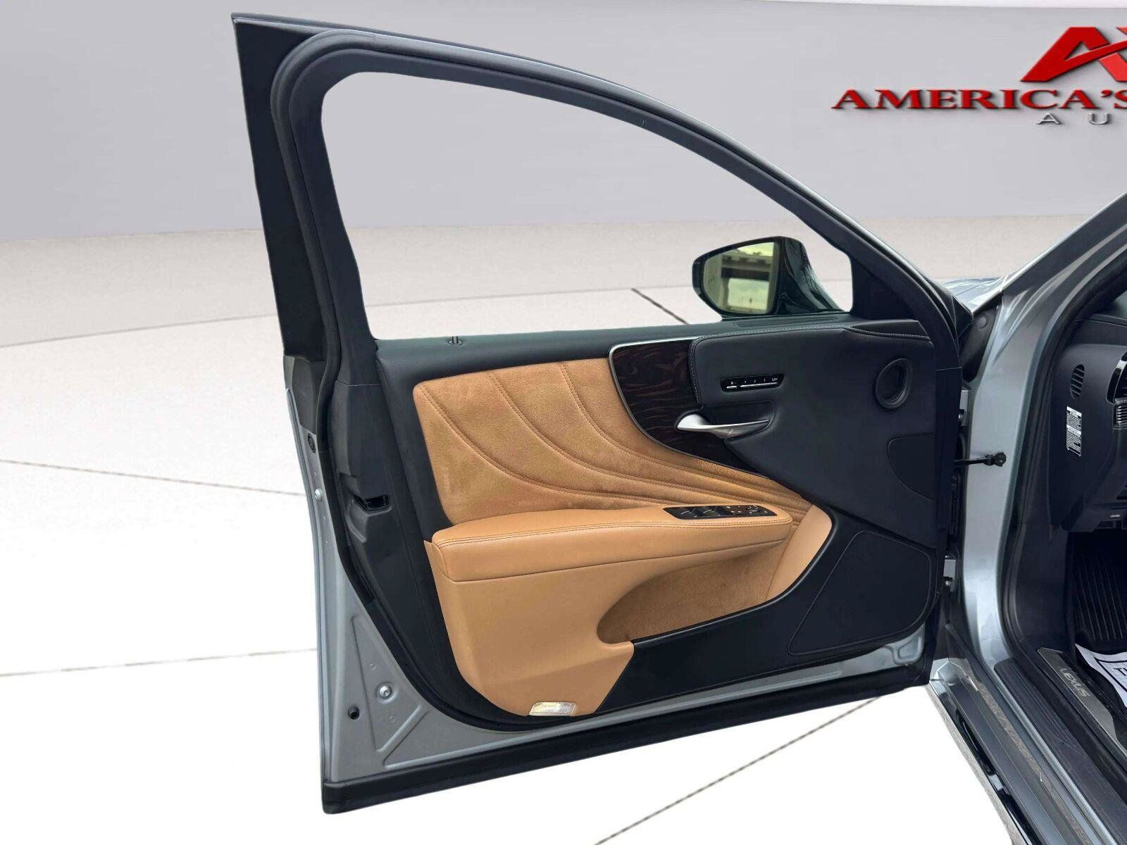 Used 2023 Lexus LS 500 w/ Interior Upgrade Package RWD image 17