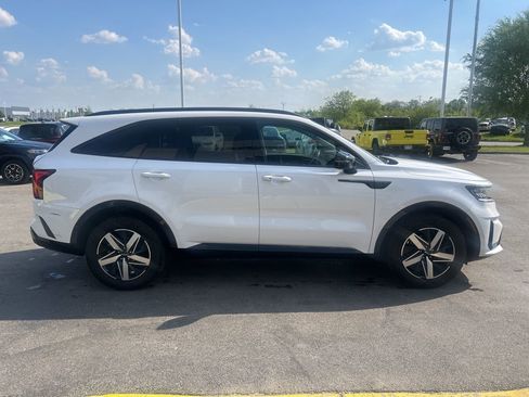 Used 2023 Kia Sorento S w/ Panoramic Sunroof Package FWD image 2