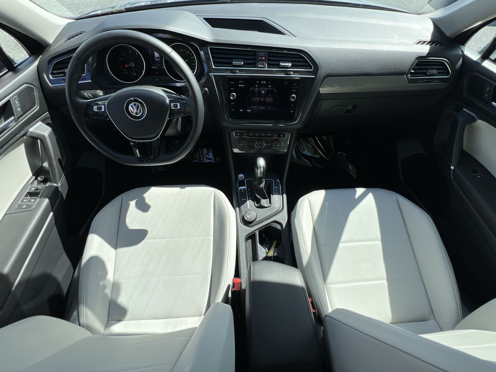 Used 2020 Volkswagen Tiguan SE w/ Panoramic Sunroof Package AWD/4WD image 13