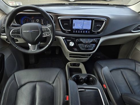 Used 2017 Chrysler Pacifica Touring-L Plus w/ Advanced Safetytec Group image 17