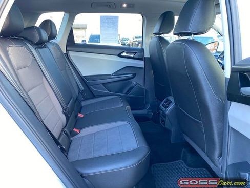 Used 2023 Volkswagen Taos SE w/ Panoramic Sunroof Package image 7