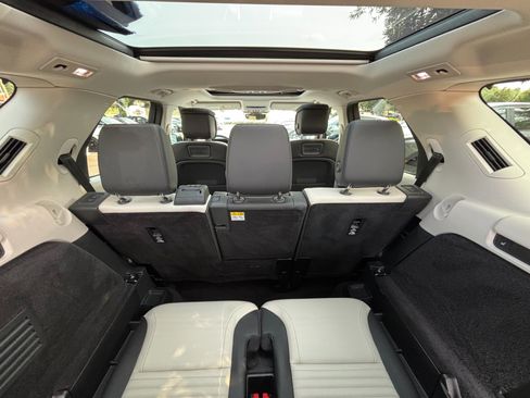 Used 2025 Land Rover Discovery Metropolitan Edition AWD/4WD image 17